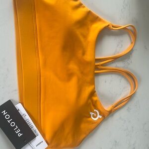 Lululemon NWT Cadent sports bra size M